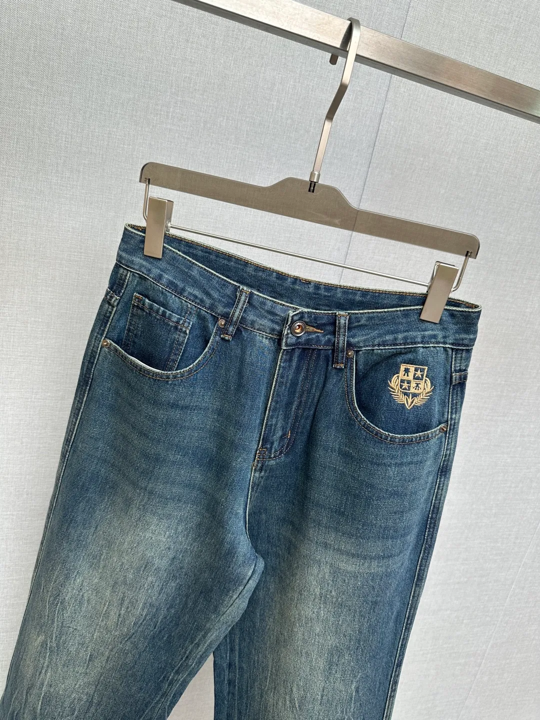 Available at the official website counter at the same time, the Original is a very stylish pair of jeans, with customized original washed denim fabric, unique design, top-notch printing technology letter pattern logo, original hardware accessories decoration, an extremely outstanding pair of jeans, the materials and craftsmanship are extremely luxurious and exquisite, extremely high-grade, handsome and stylish upper body, recommended 👍, Sizes: 29-38